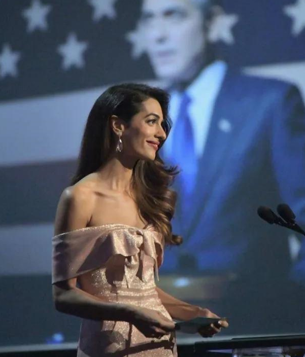 最美律师艾莫亲身示范:穿衣精致得体高贵,柔而不娇,酷而不俗!