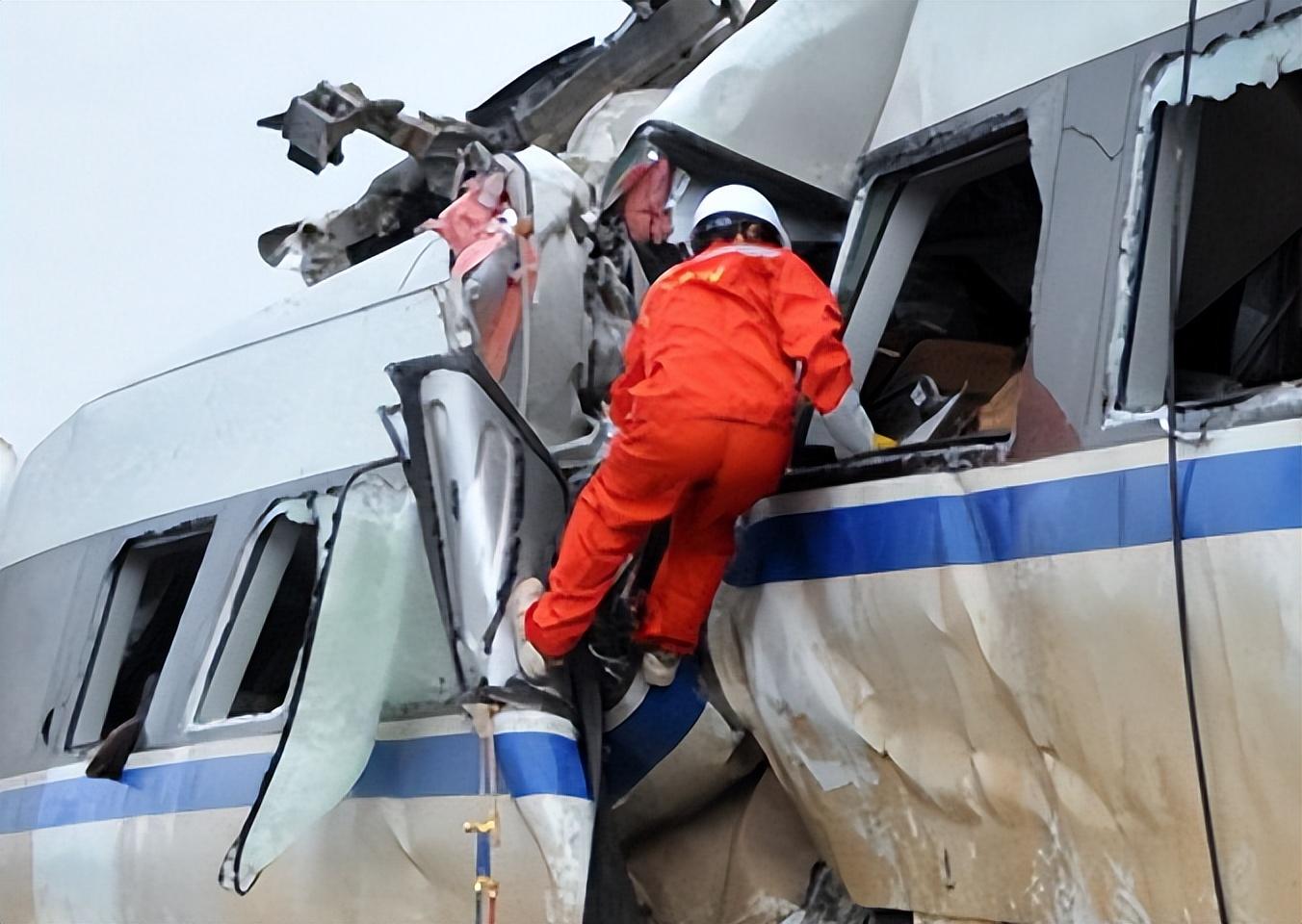 2011年的温州动车事故幸存下来的两岁女孩小伊伊后来怎样了