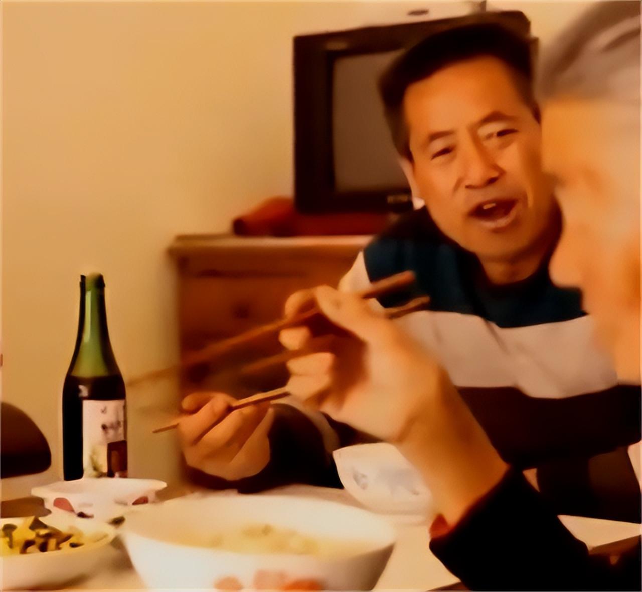 2000年陕西男子捡到流浪老妇当亲娘奉养18年后结为真正母子