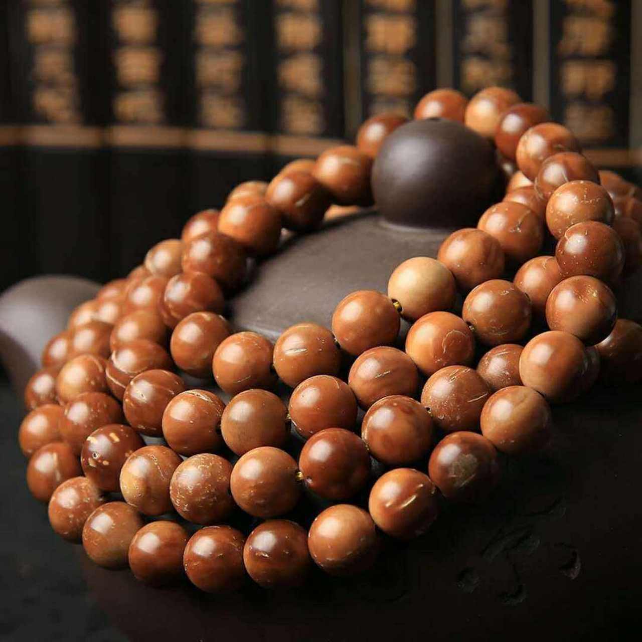 库克手串是文玩市场上的热门选择,其玉化效果是长时间盘玩的结果.