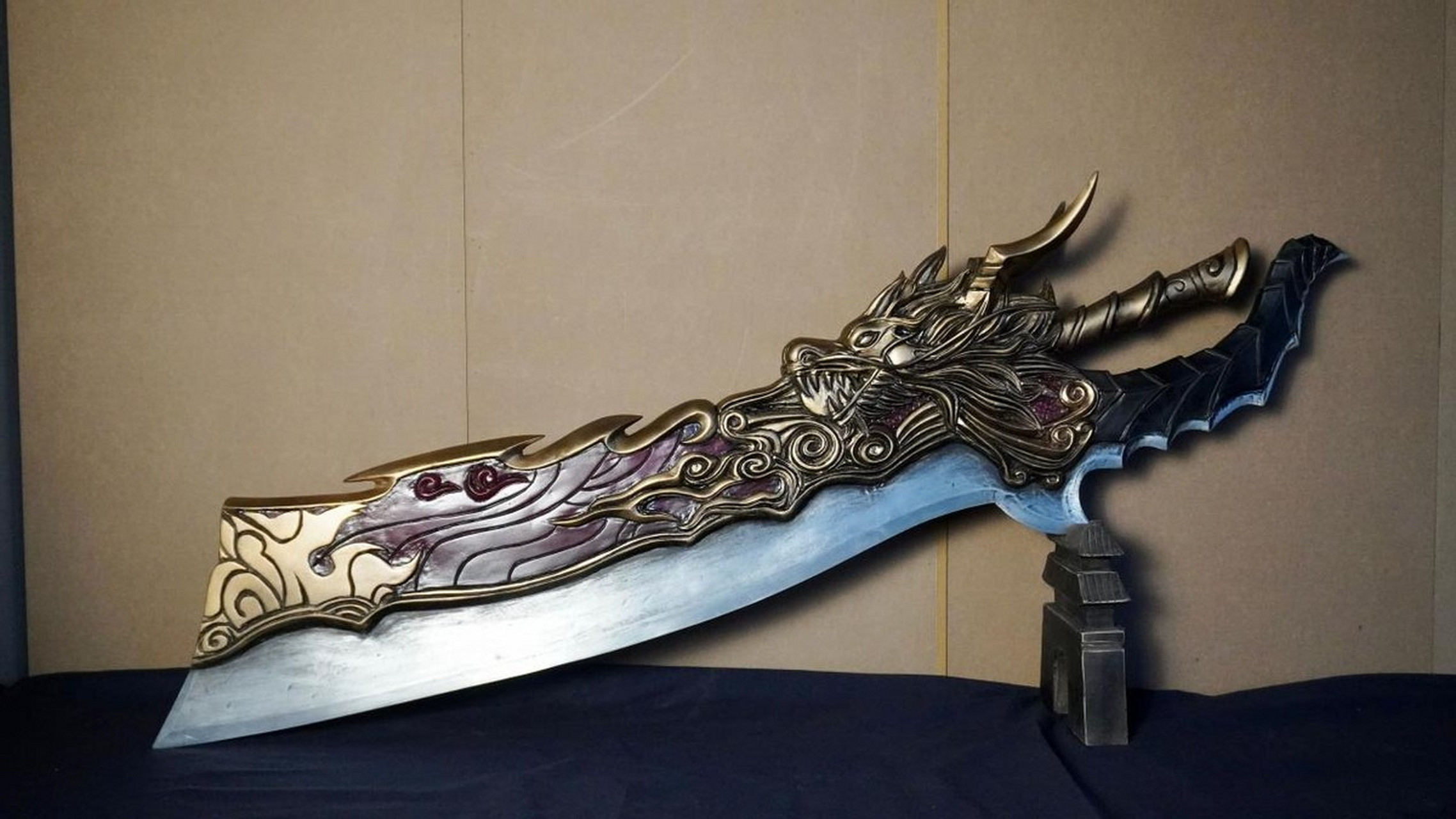 游戏《传奇世界》中的屠龙刀成为经典象征,它强大,珍稀并具有深厚符号