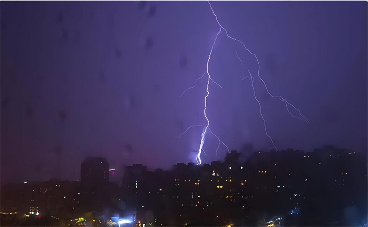 2011年的温州动车事故幸存下来的两岁女孩小伊伊后来怎样了