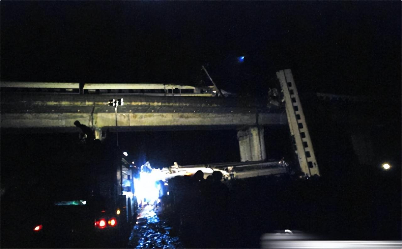 2011年的温州动车事故幸存下来的两岁女孩小伊伊后来怎样了