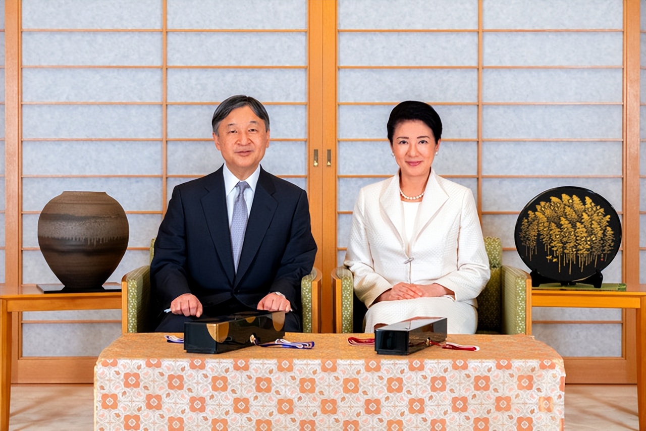 日本德仁天皇64岁生日!和雅子皇后官方生日照出炉,雅子白裙好美