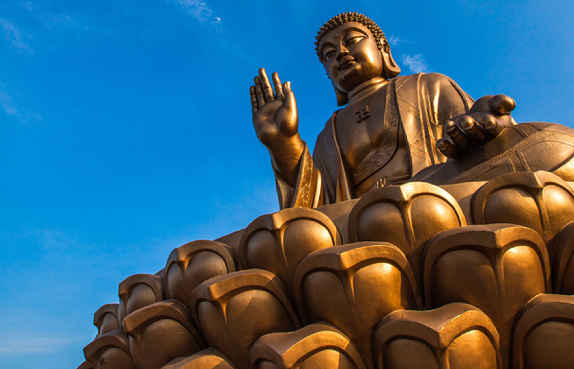 南山大佛是中国第二大佛,位于山东省烟台市龙口市南山旅游区,是一座