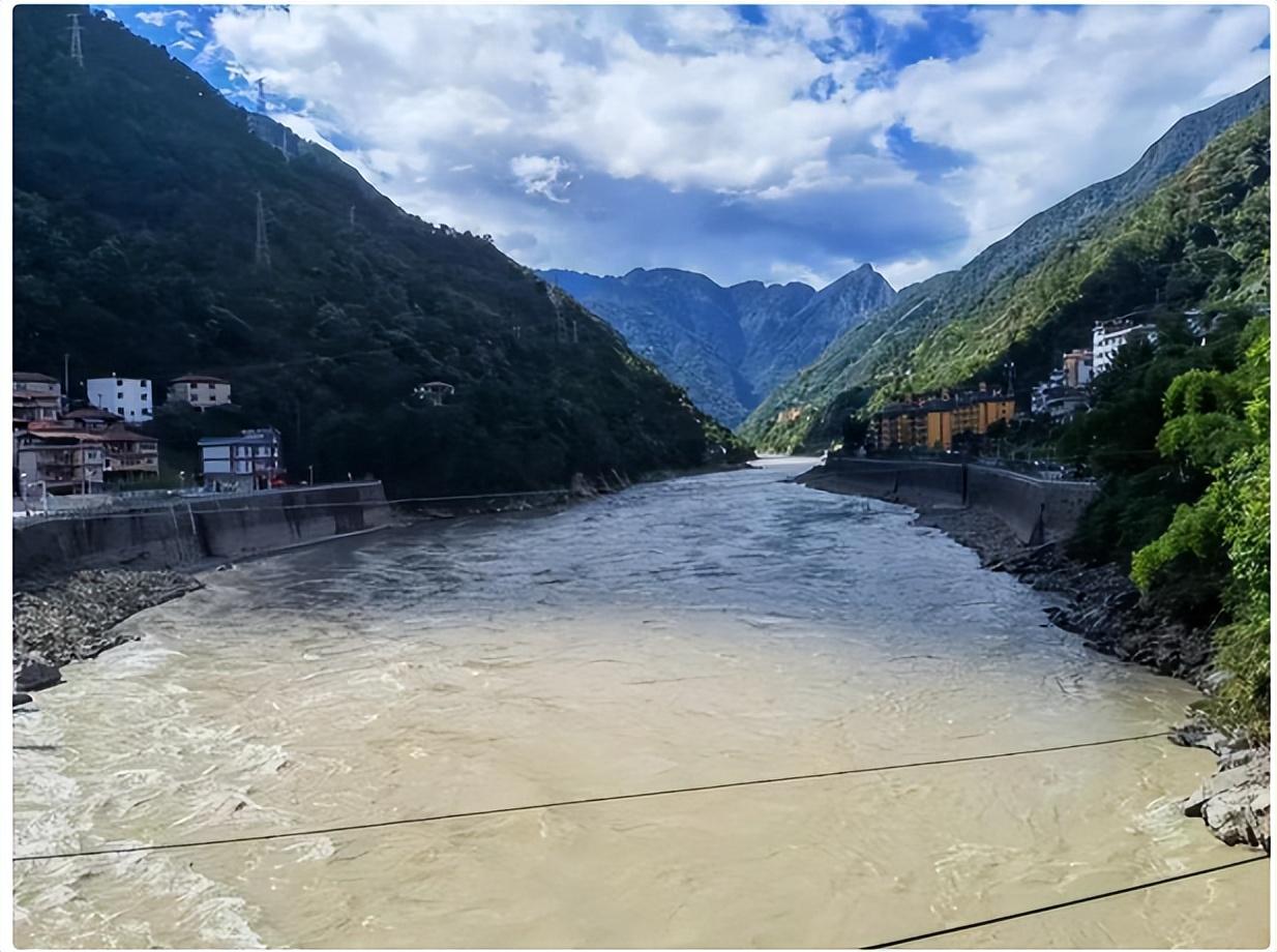 回顾溜索女孩余燕恰人生因一张照片改变学成之后选择回馈家乡