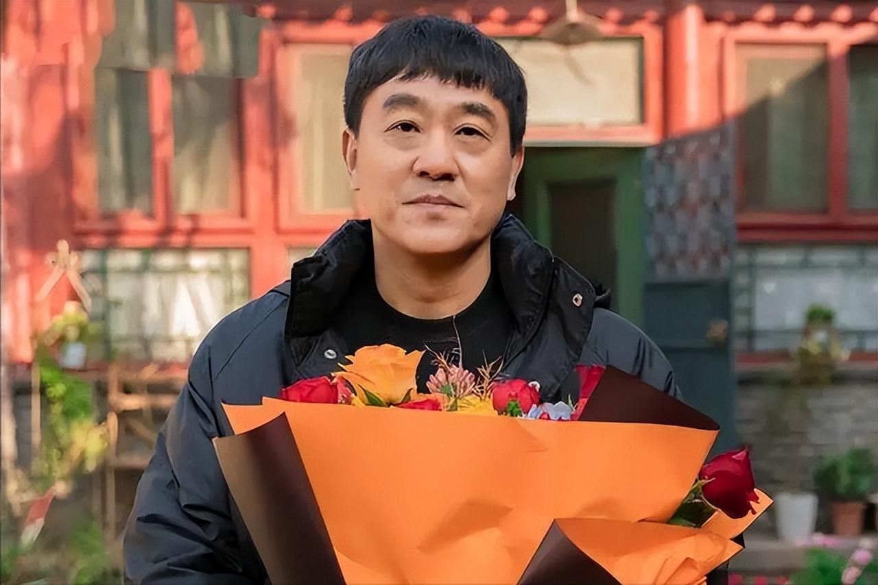 回顾演员何冰为何结婚几十年零绯闻看看他的妻子是谁就明白了