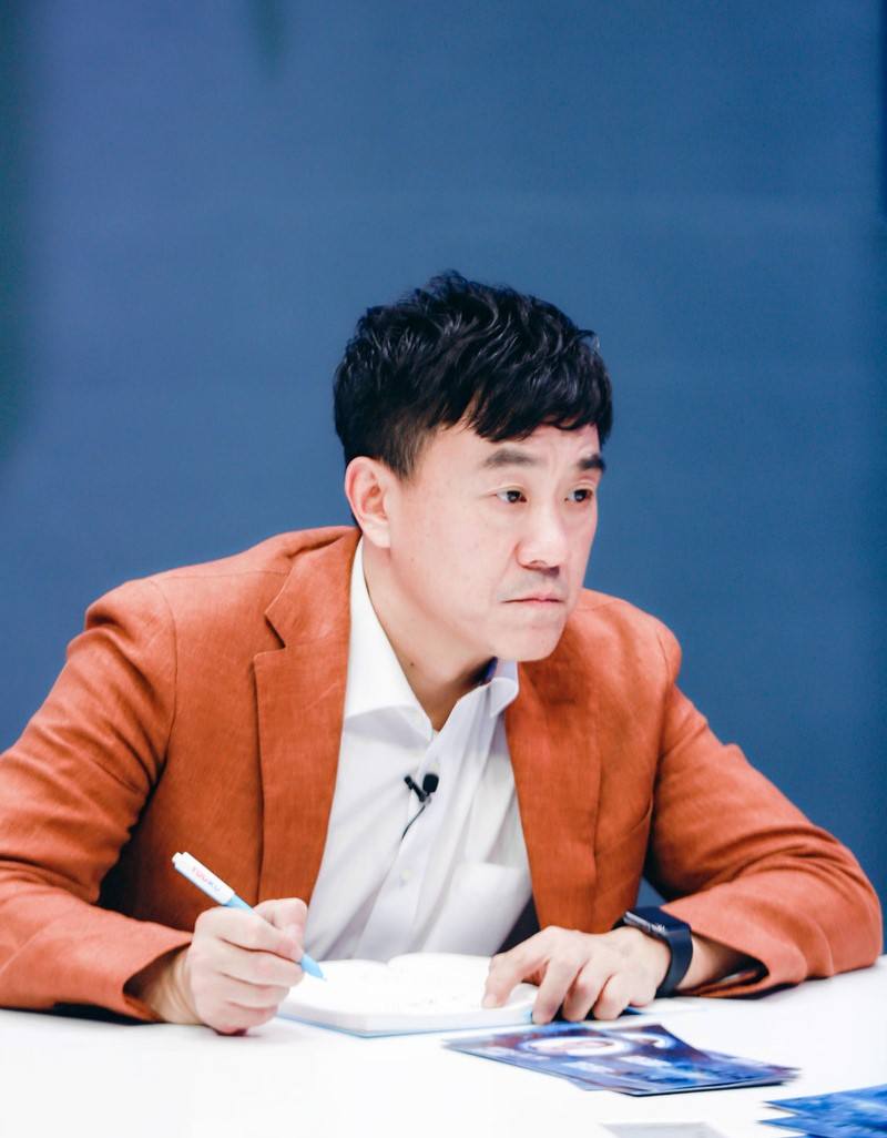 回顾演员何冰为何结婚几十年零绯闻看看他的妻子是谁就明白了
