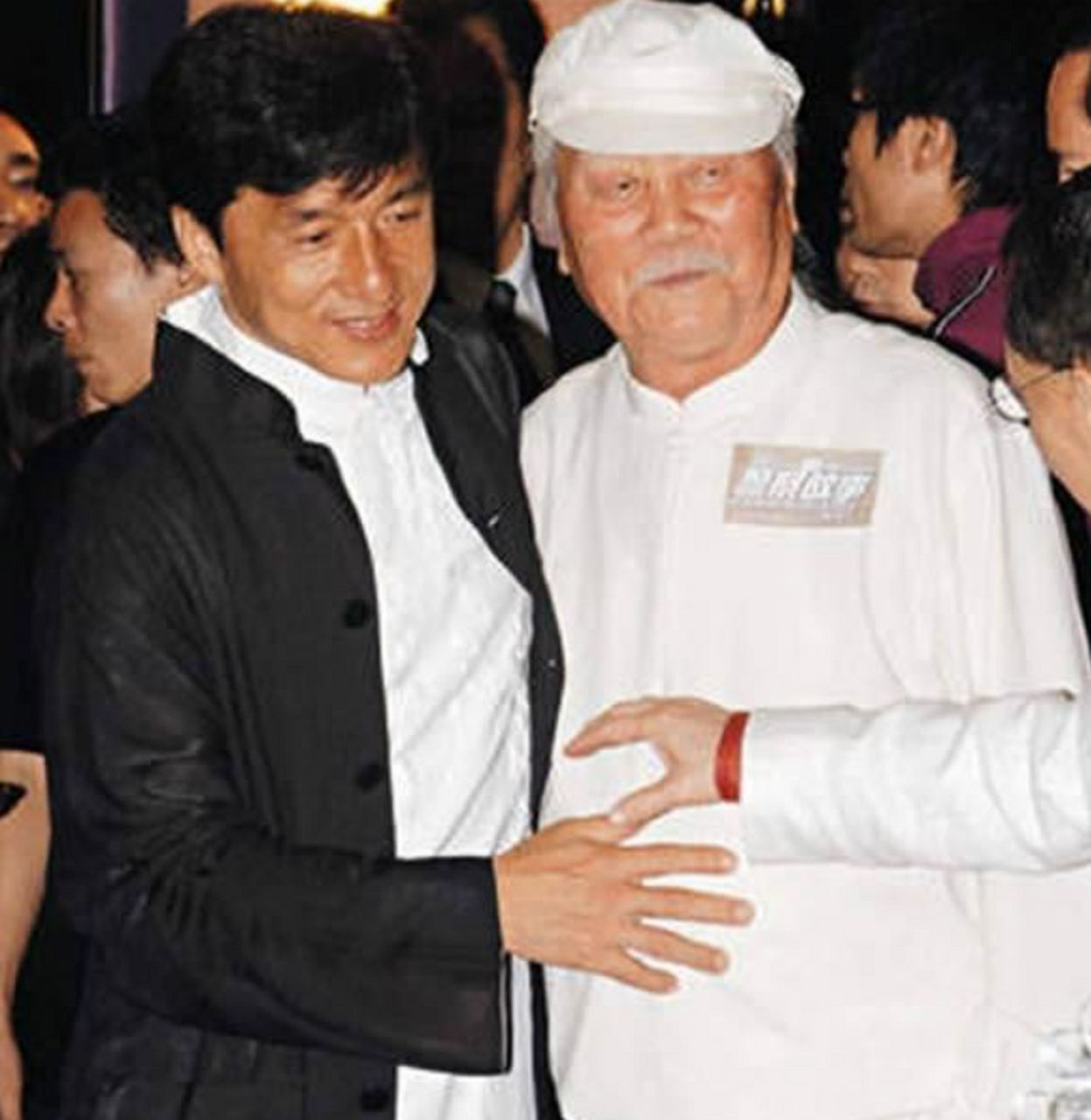 他与安徽两位亲哥哥房仕德和房仕胜共享同一位父亲,但因母亲不同,形成