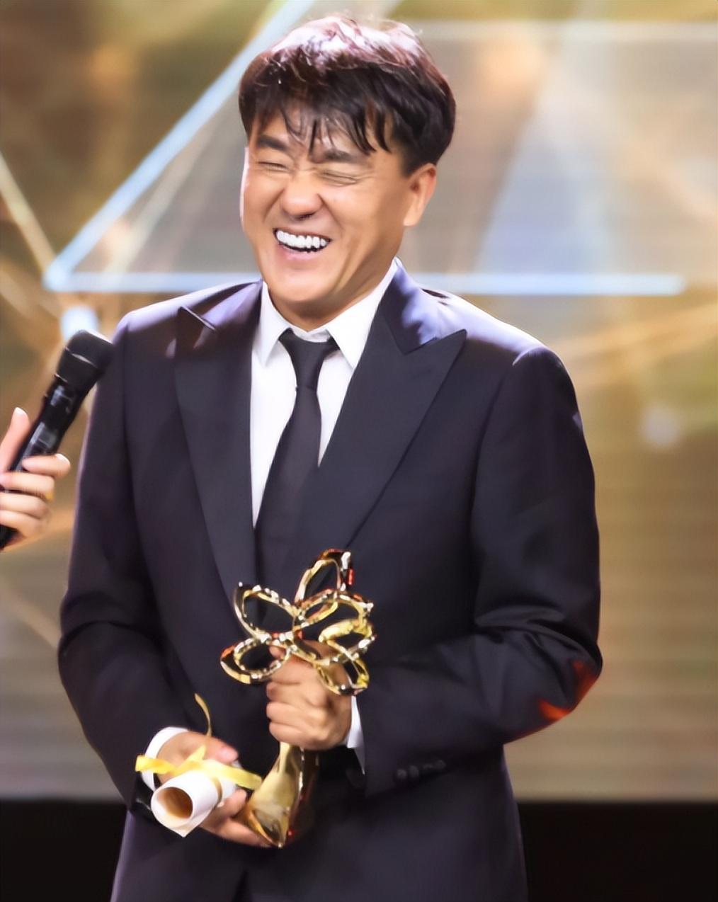 回顾演员何冰为何结婚几十年零绯闻看看他的妻子是谁就明白了