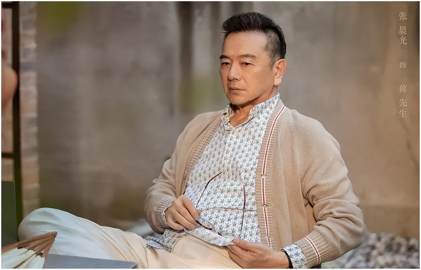 尖嘴猴腮别硬演富豪角色,10位男明星,站在那就是"人间富贵竹"