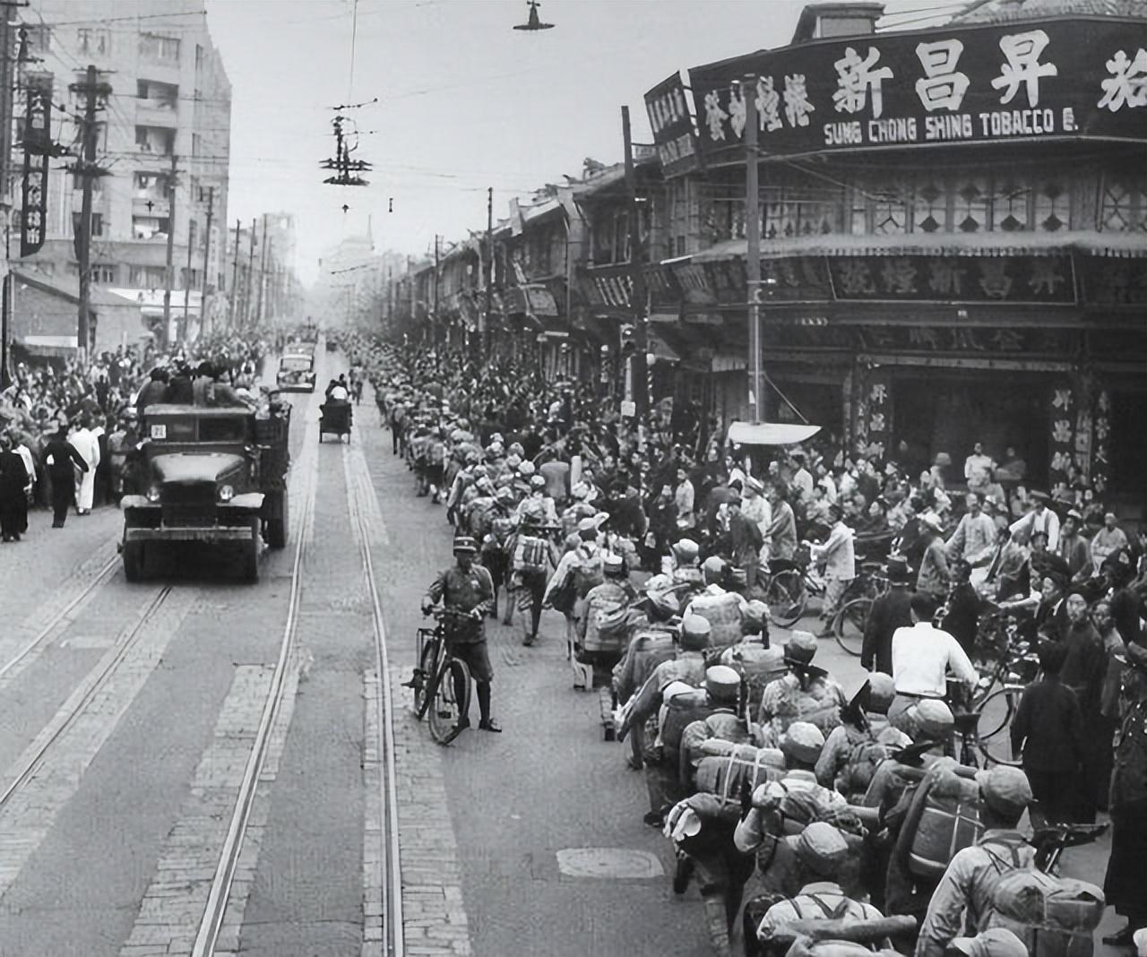 在1949年的春天,上海这座繁华都市迎来了历史的转折点.