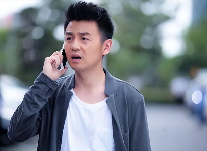 哪怕是与雷佳音齐名"东北男团"的沈腾,好歹曾经也当过军艺校草,年轻时