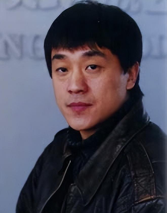 回顾演员何冰为何结婚几十年零绯闻看看他的妻子是谁就明白了
