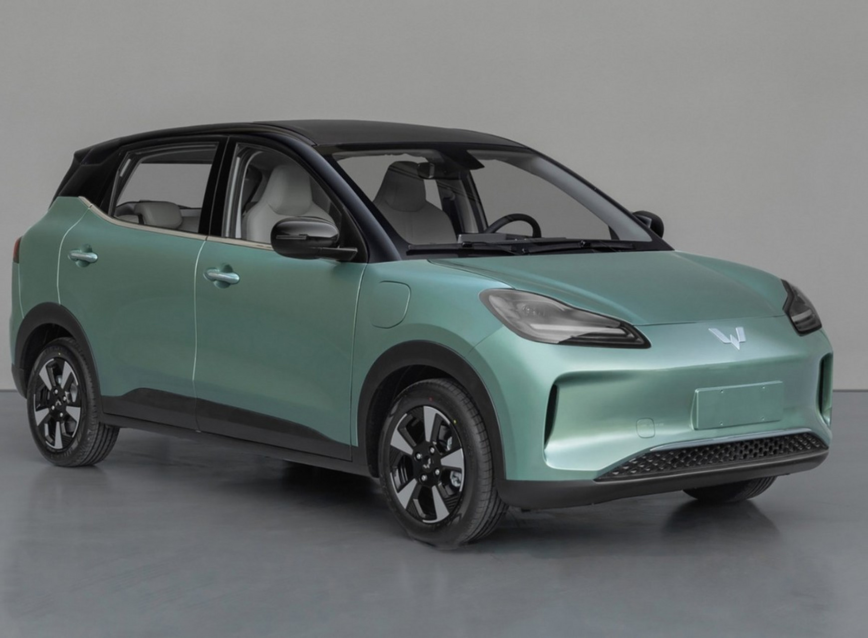 五菱缤果plus是一款定位小型suv的纯电动车,拥有流畅的车身线条,精致