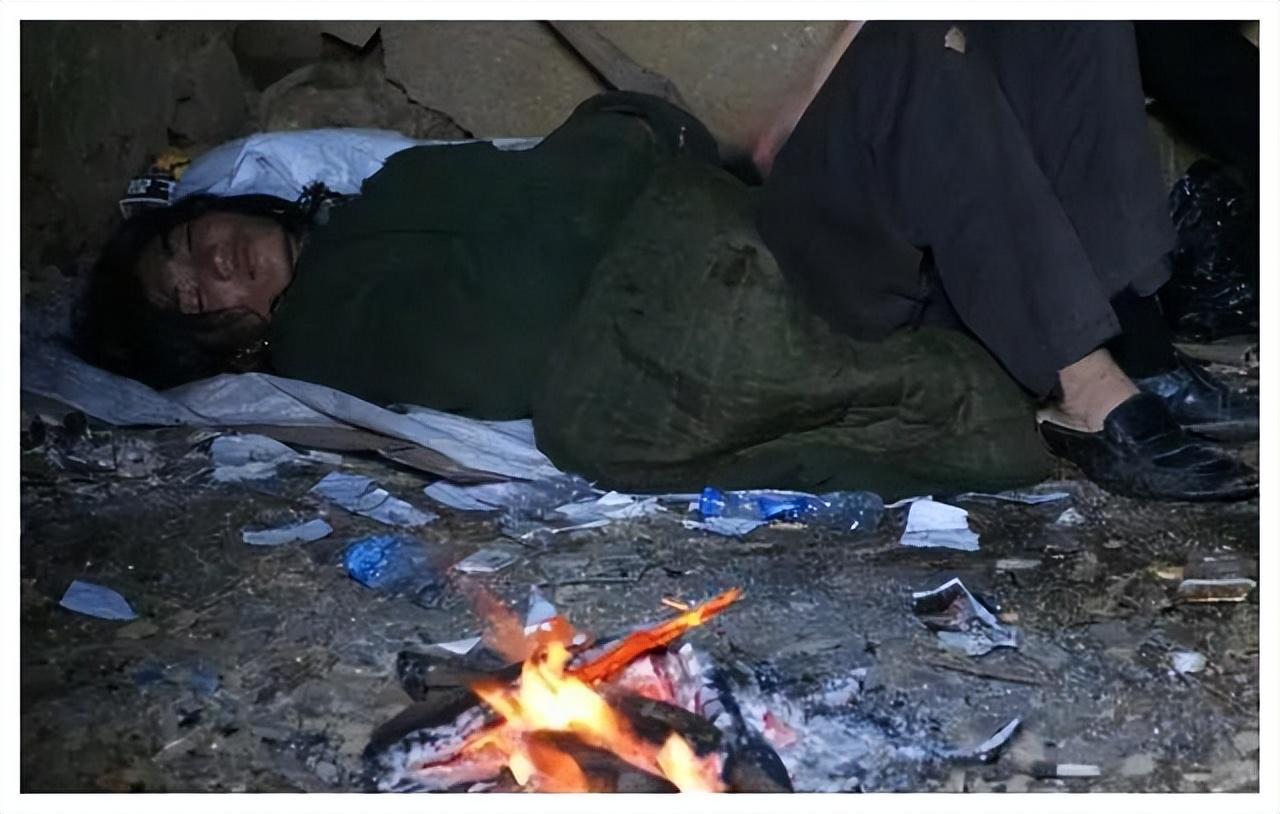 回顾懒人杨锁:吃饭靠喂,走路嫌累,23岁守着肉和菜被"饿死"在家中!