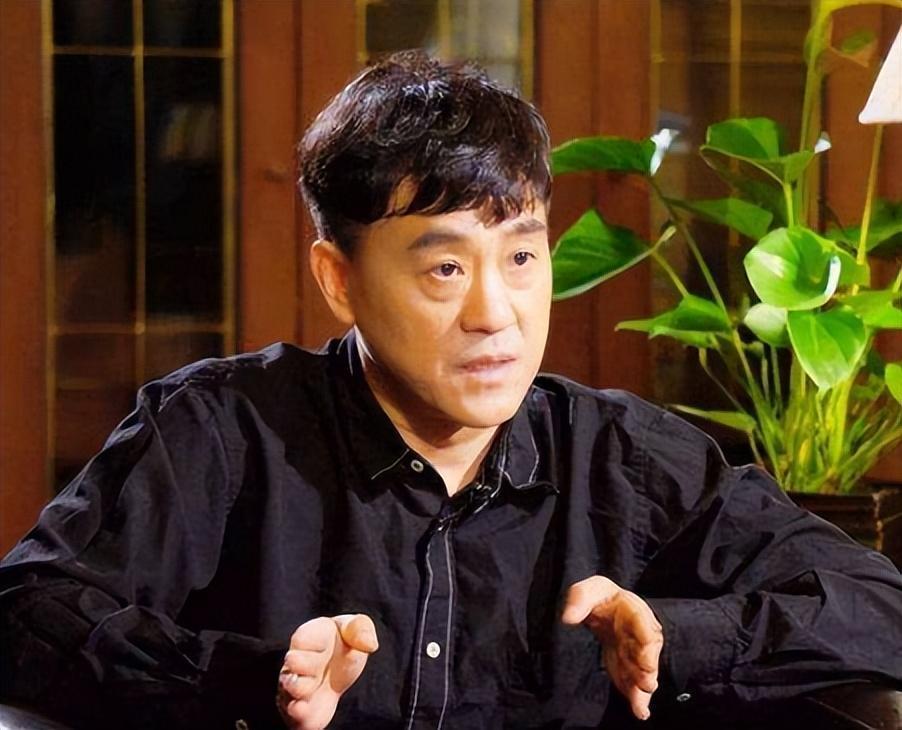 回顾演员何冰为何结婚几十年零绯闻看看他的妻子是谁就明白了