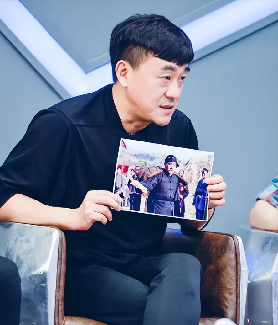 回顾演员何冰为何结婚几十年零绯闻看看他的妻子是谁就明白了