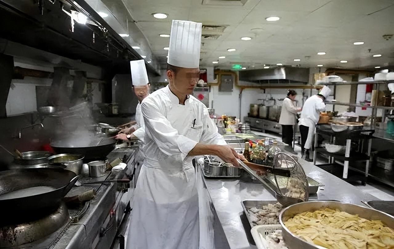 2020年内蒙古一潜逃21年的杀人犯落网被捕时已成胖大妈