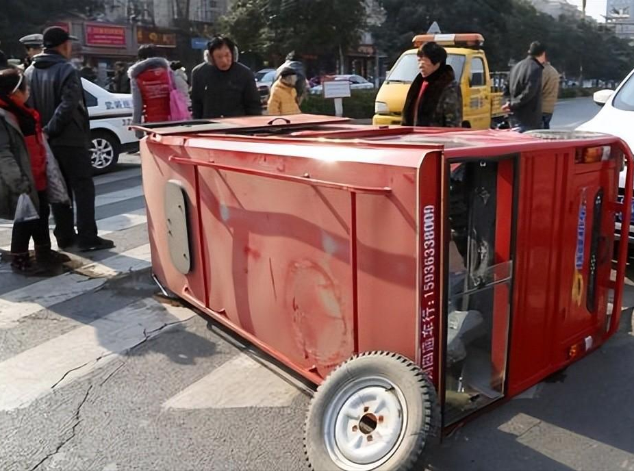 她骑着三轮车顶着雨水向家的方向奋力前行,奈何路面泥泞,她一个不小心