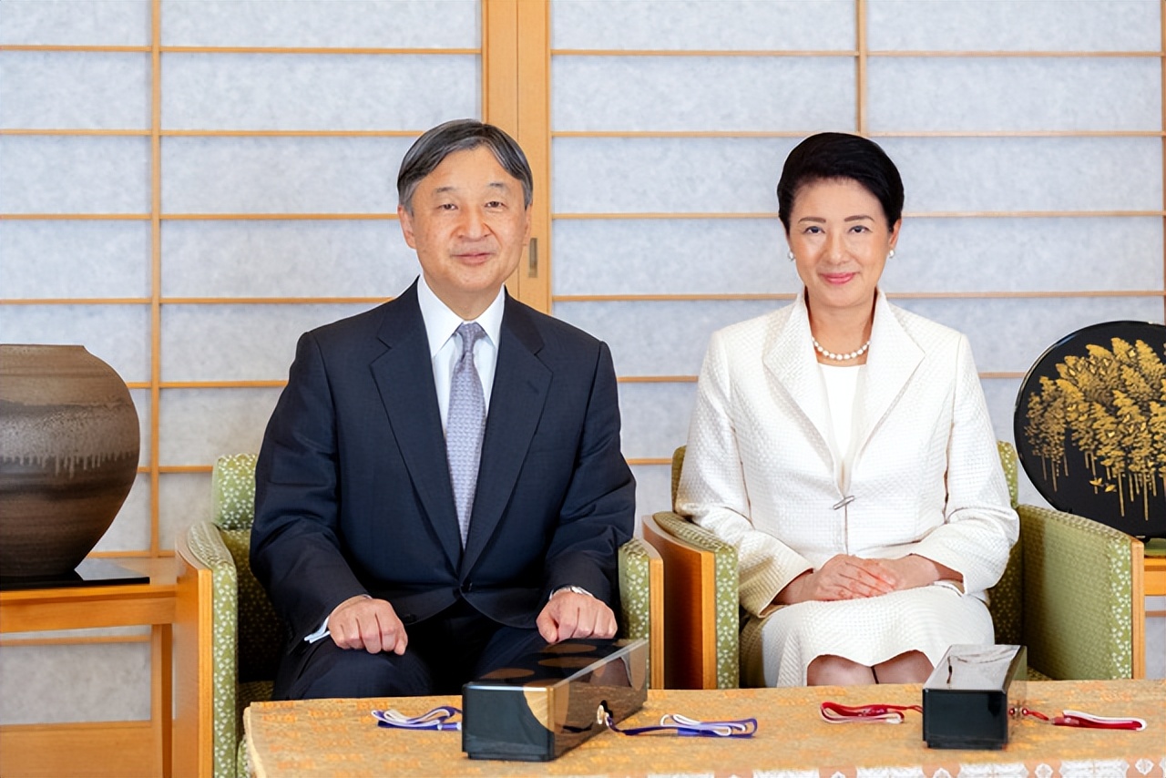日本德仁天皇64岁生日!和雅子皇后官方生日照出炉,雅子白裙好美