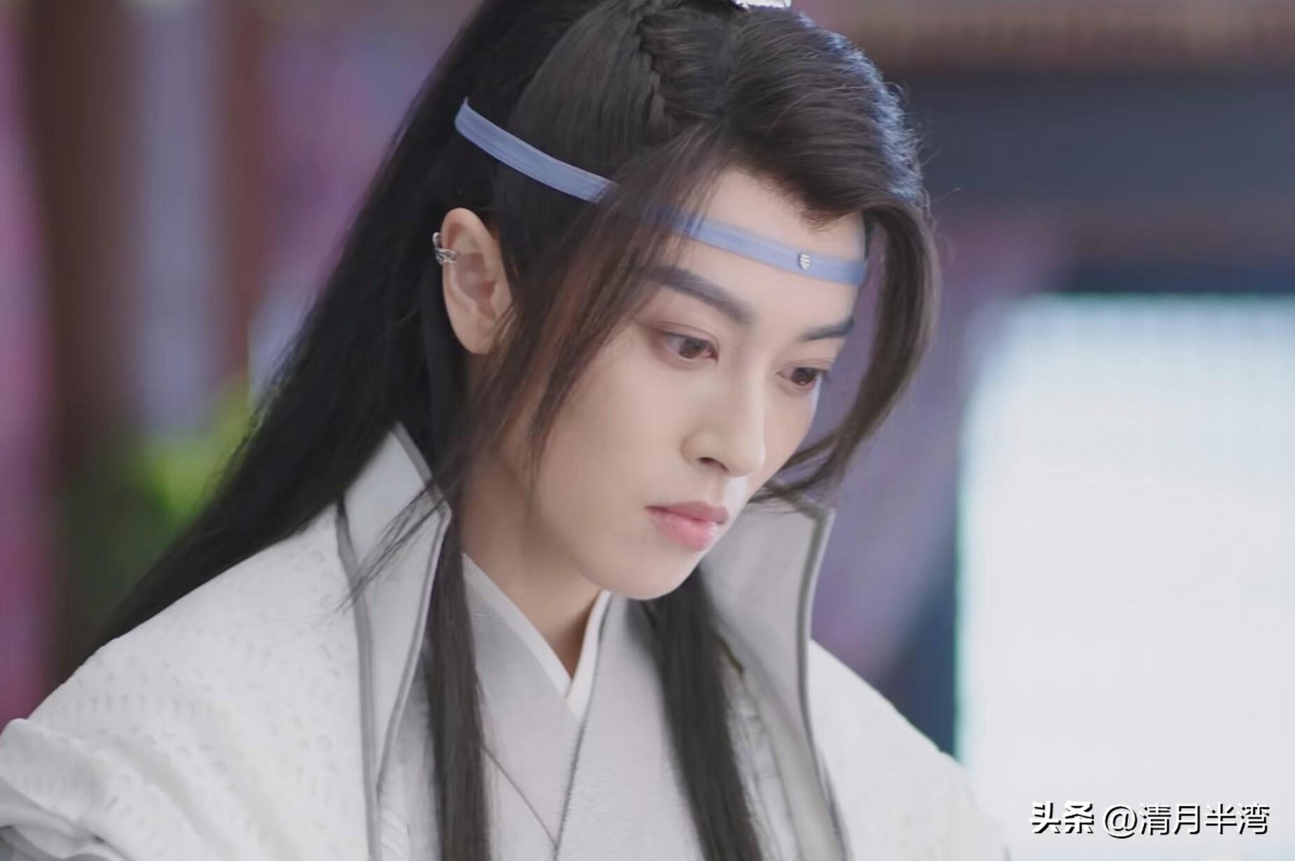 4,邢恩油亮大背头配上挺括军装,不刻意做作,也不油腻扭捏,行走坐卧