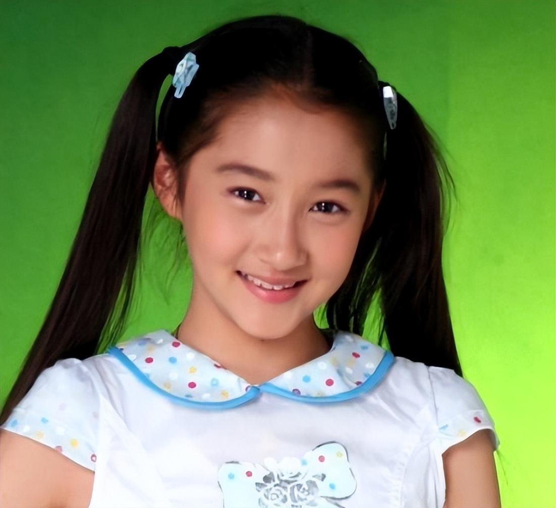 在关晓彤还是个小朋友的时候,就已经是个傲娇十足的拽姐了.