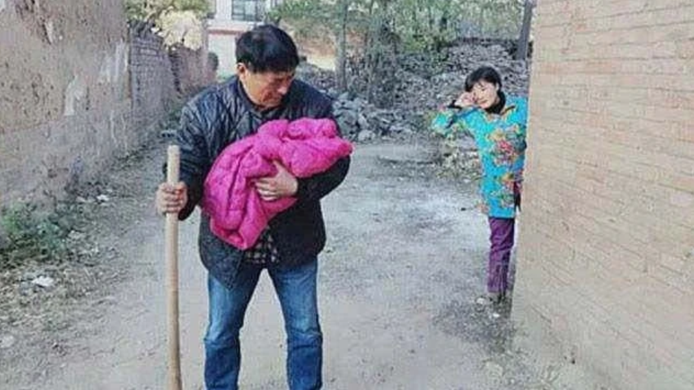 回顾安徽光棍哥俩收养女婴卸一车水泥赚7元34年后女婴拼命反哺