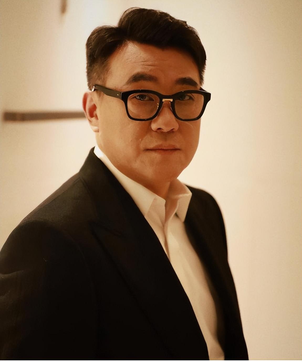 回顾演员何冰为何结婚几十年零绯闻看看他的妻子是谁就明白了