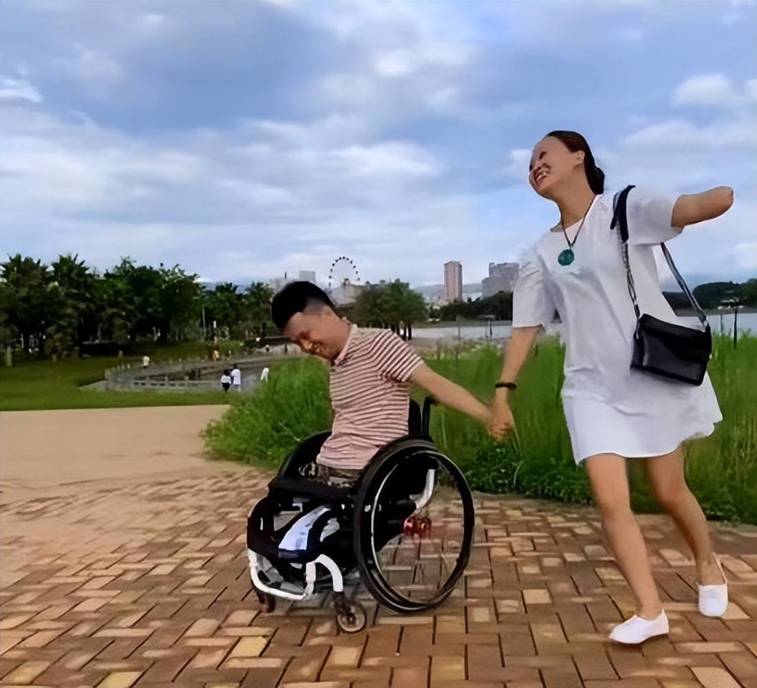 "连体夫妻"爆红后,无腿男抛弃断臂老婆另寻新欢,现状令人感慨