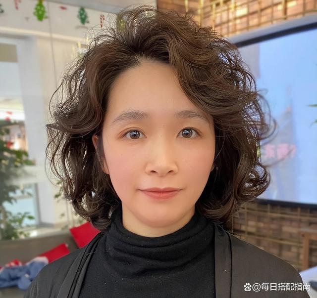 女人上了年纪,要少烫大妈卷,今年流行的5种发型,洋气还减龄