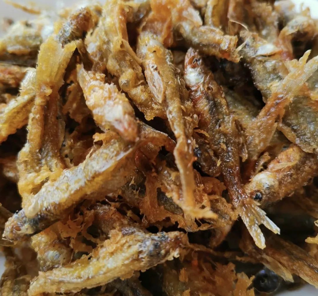各种各样的家常油炸美食中,油炸小鱼以其独特的香气和酥脆口感深受