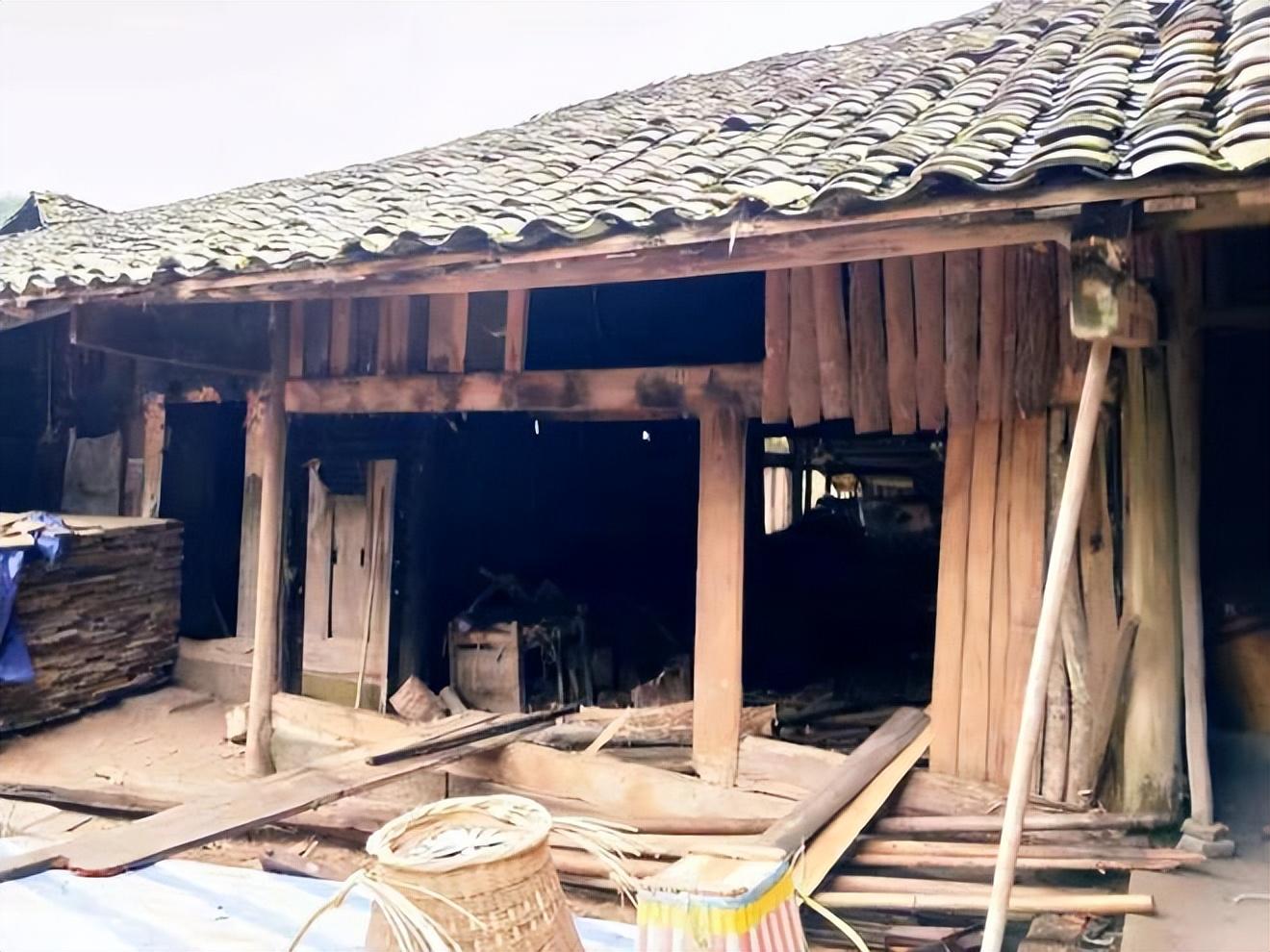 15年浙江老汉家住破屋银行流水却超过3000万引起警方怀疑