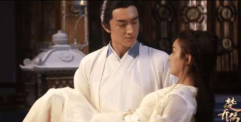 赵丽颖轻松被抱起,光从身材比较来看,林更新要比王一博壮得多,但他却