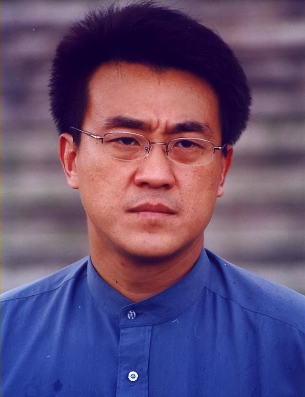 回顾演员何冰为何结婚几十年零绯闻看看他的妻子是谁就明白了
