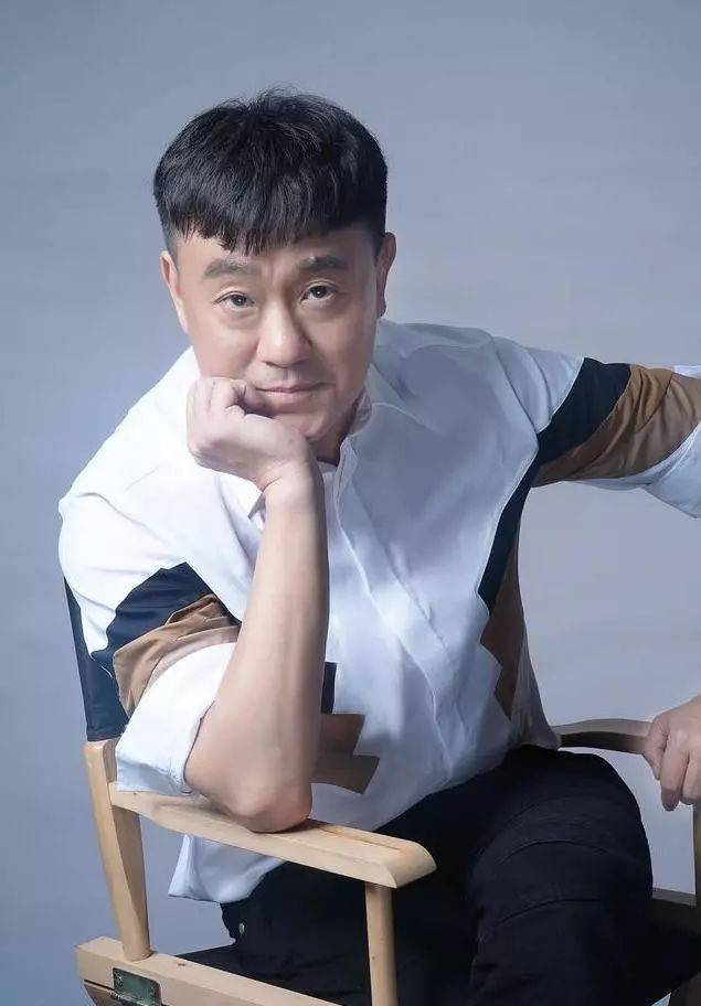 回顾演员何冰为何结婚几十年零绯闻看看他的妻子是谁就明白了