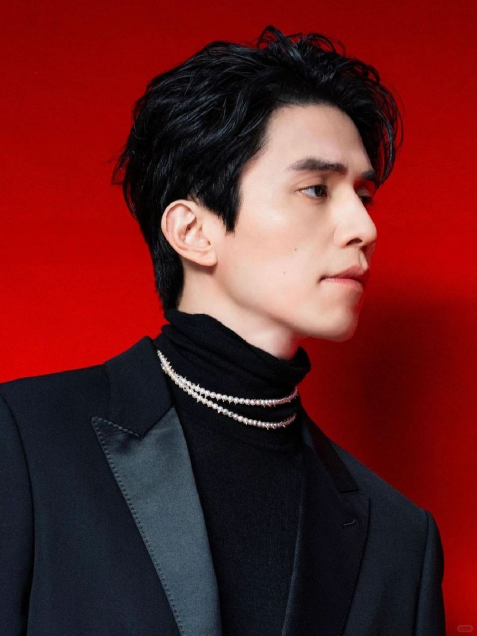 我发现了李栋旭欧巴在ins上发布的一系列美照,每一张照片都展现雏他