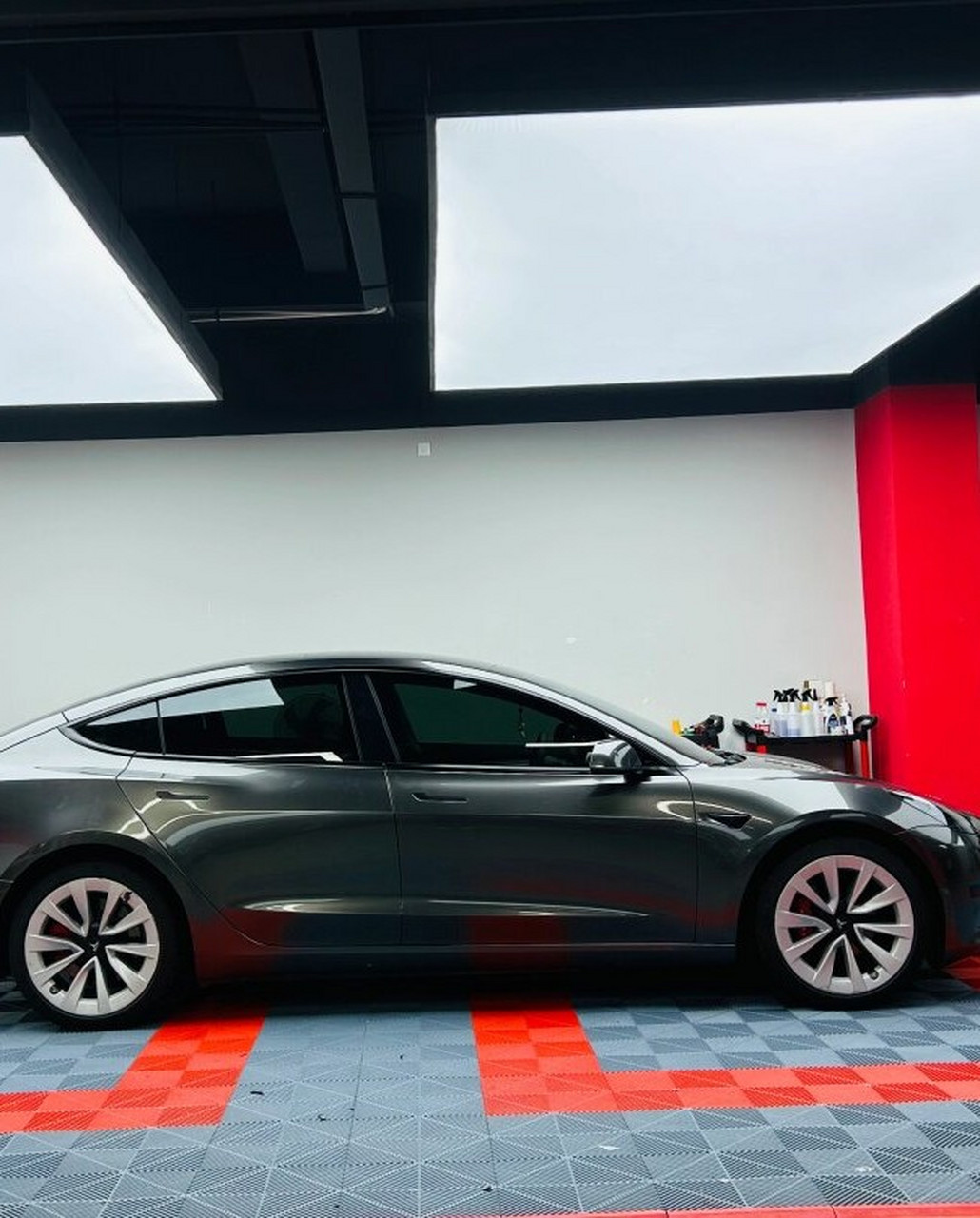 特斯拉model3液态金属枪灰  液态金属枪灰改色膜,它如同深邃宇宙中的