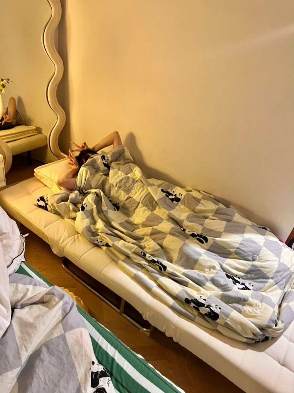 与闺蜜的甜蜜留宿时光  闺蜜来我家过夜,我特意换上了我们最爱的"