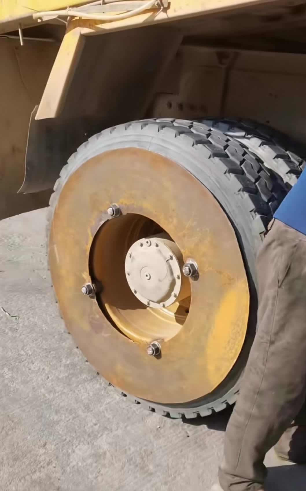 我第一次看到有人给轮胎安装保护铁板,当时我并没有询问原因