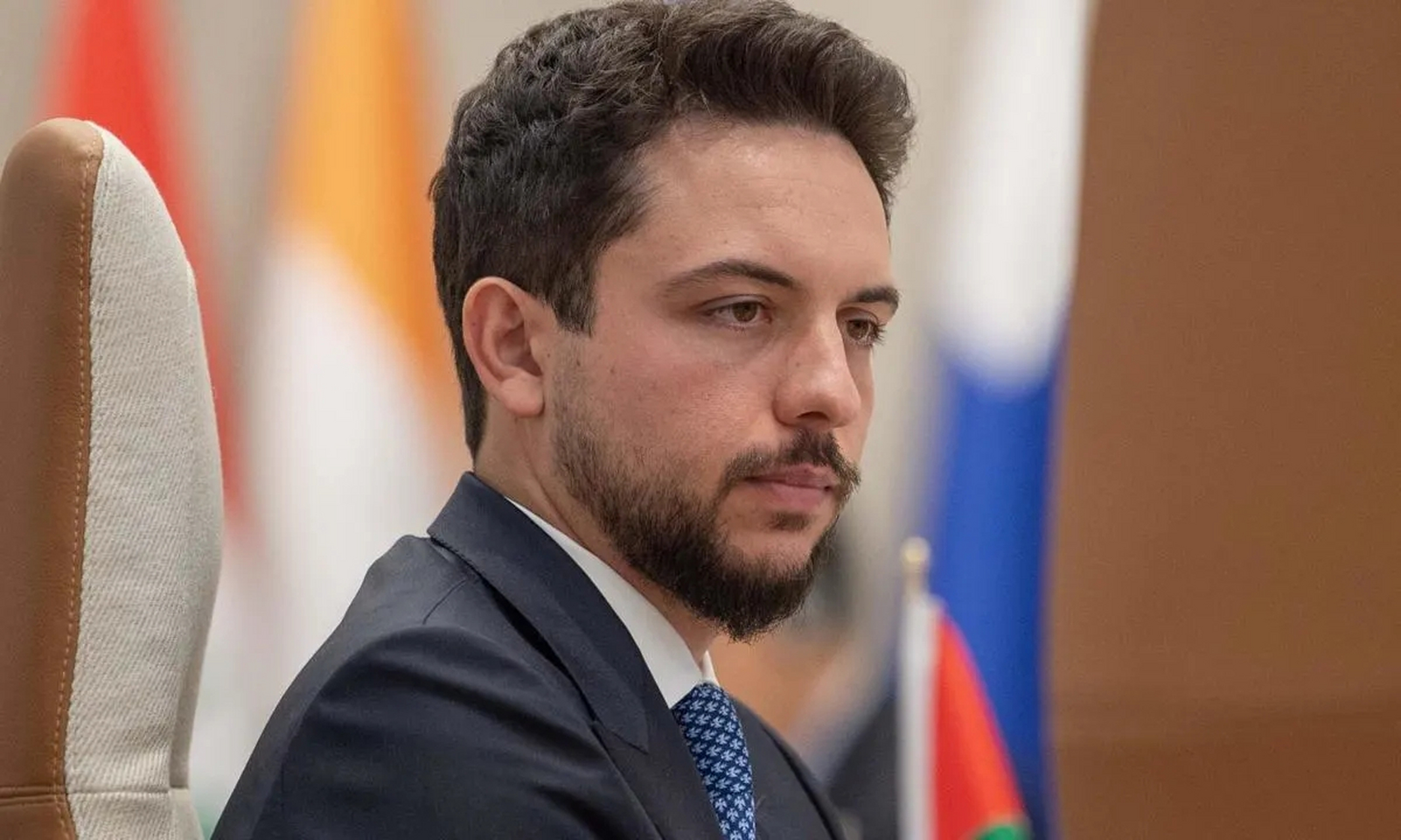 约旦王储侯赛因,被拍到已经前往沙特参加岳父的葬礼.