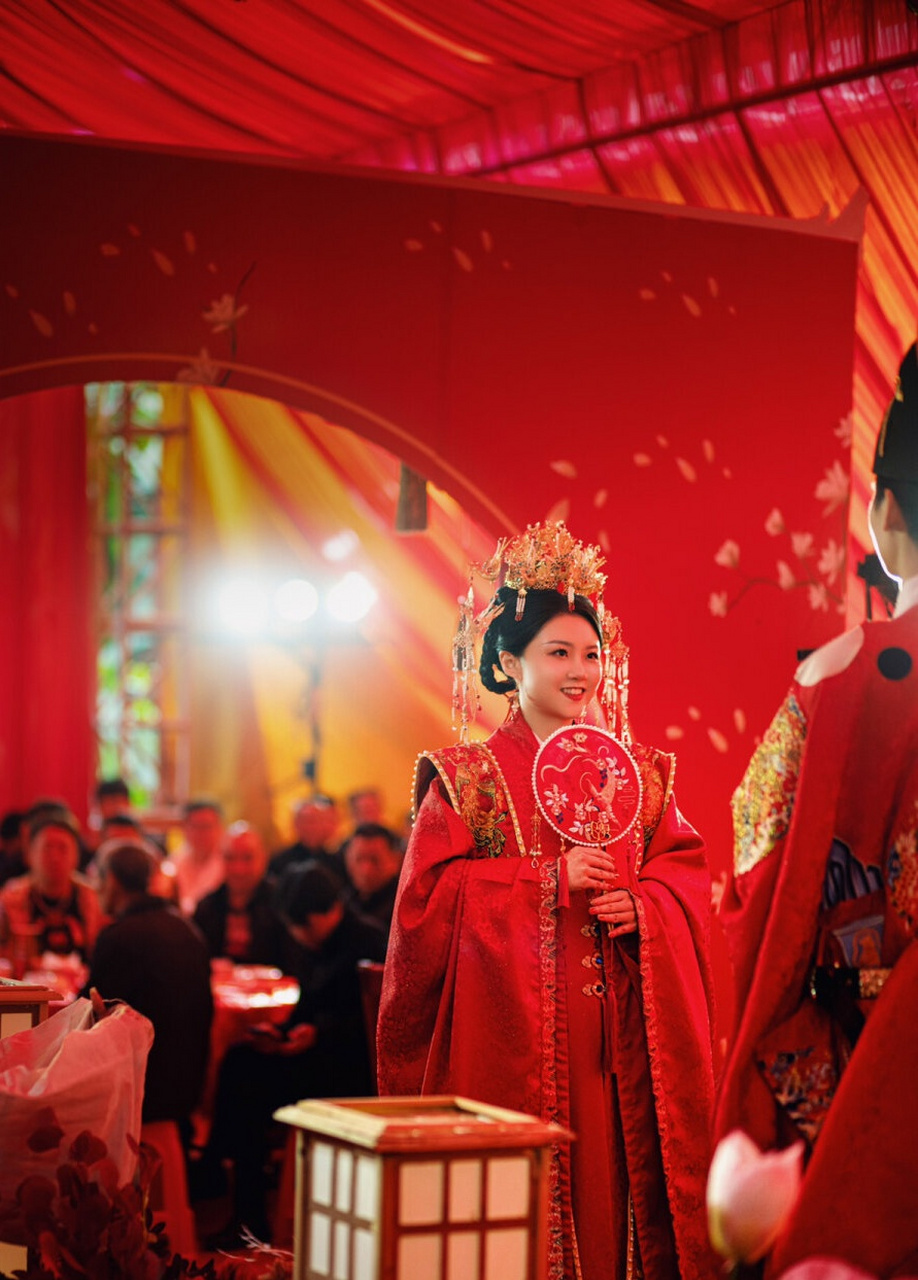 泉州婚礼策划,汉式婚礼  新郎新娘身着华美的汉服,在大棚内举行一场别