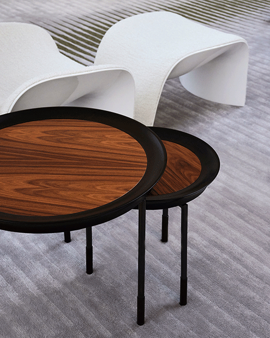 边几采用了不用色彩的拼合设计,从视觉上赋予了小圆桌不同的生命姿态.