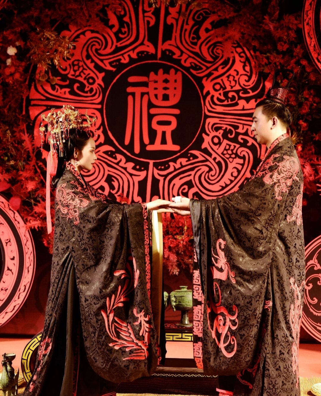 他们的婚服色彩遵循着严格的"玄制度",仿佛整 周制婚礼周制汉婚周制婚