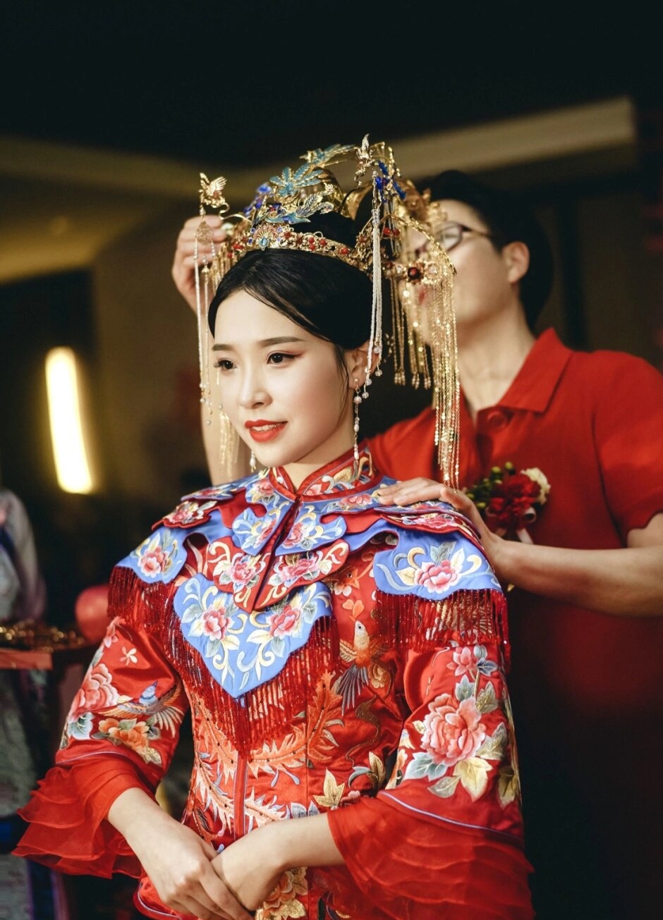 女子出嫁时的梳头礼节  在古代,闺阁女子出嫁前有一个特别的环节