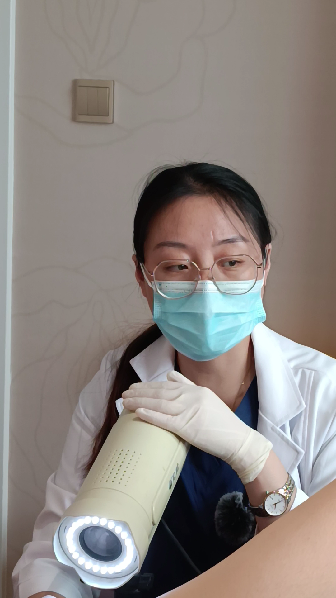 正常的话它应该是在里面的里面的.但是它是现在已经膨出来了