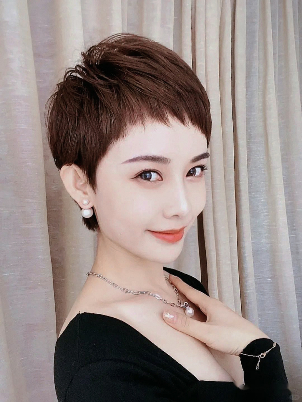 郭采洁短发风潮:俏皮减龄,瞬间唤醒你的青春活力  你还记得那个剪了