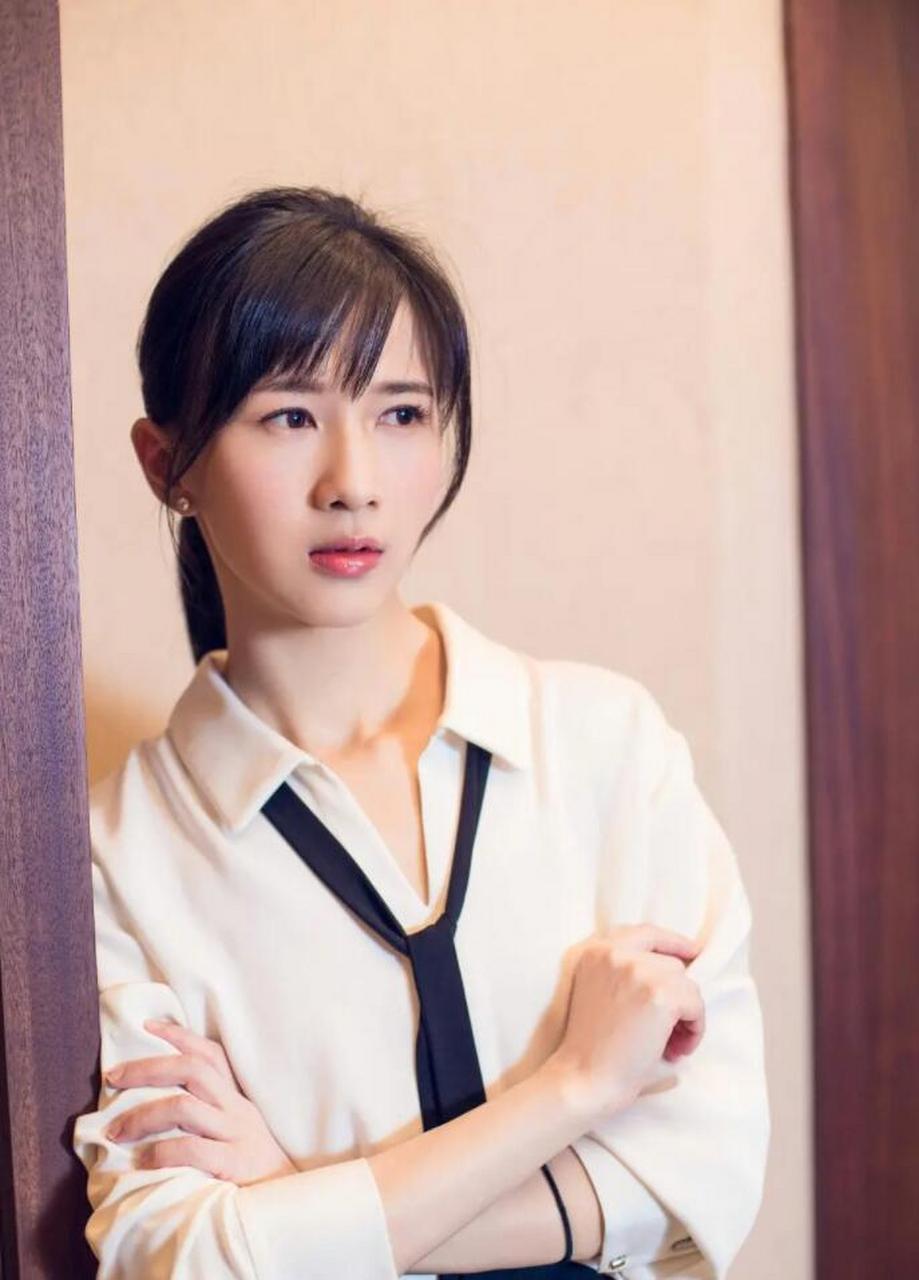 6万】 据相关资料显示,由angelababy前经纪人杨铭和papi酱分别担任