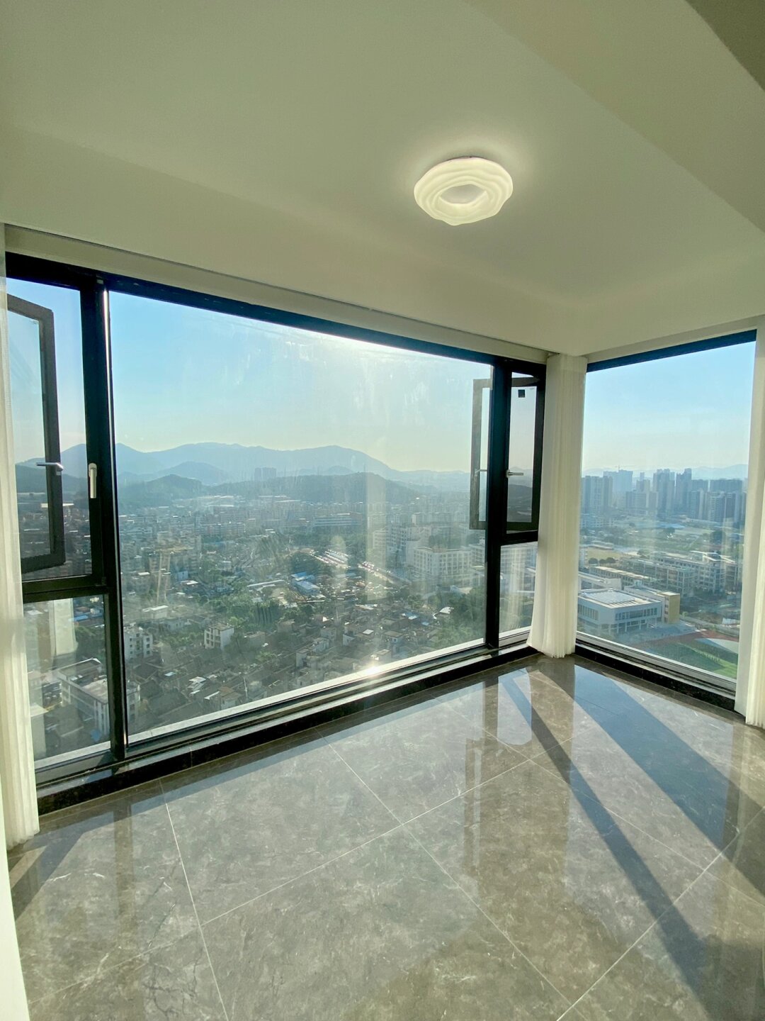 我家有两个阳台,所以把其中一个阳台封了做大落地窗,朋友们来了对赞