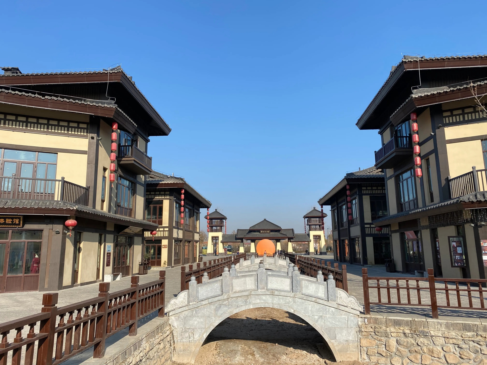 河南焦作云台古镇是一个耗资150亿打造的假古镇,被人们 称为"焦作小